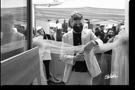 Il taglio del nastro all'inaugurazione del salone