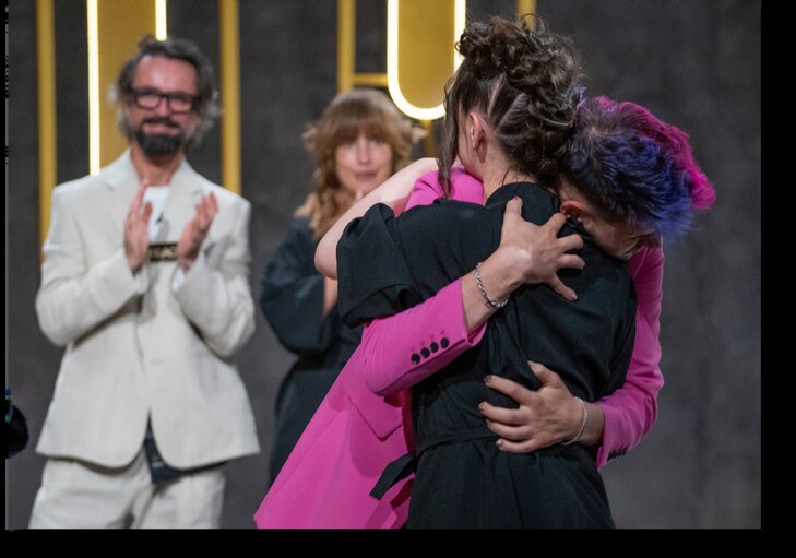 L'abbraccio con la modella in studio, davanti a Rossano Ferretti